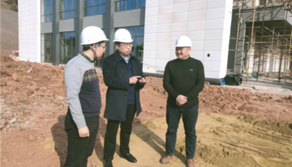 遂寧興業(yè)集團(tuán)黨委副書(shū)記、監(jiān)事會(huì)主席、工會(huì)主席石鎮(zhèn)槐深入遂寧市興學(xué)商務(wù)中心項(xiàng)目、公共衛(wèi)生臨床醫(yī)療中心一期項(xiàng)目進(jìn)行實(shí)地巡查